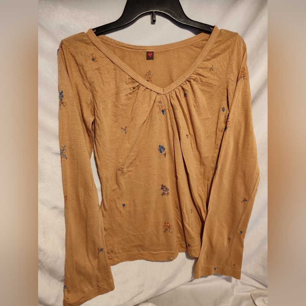 VINTAGE Y2K Hand Embroidered Language Los Angeles V-Neck Shirt With Fairy Sleeve